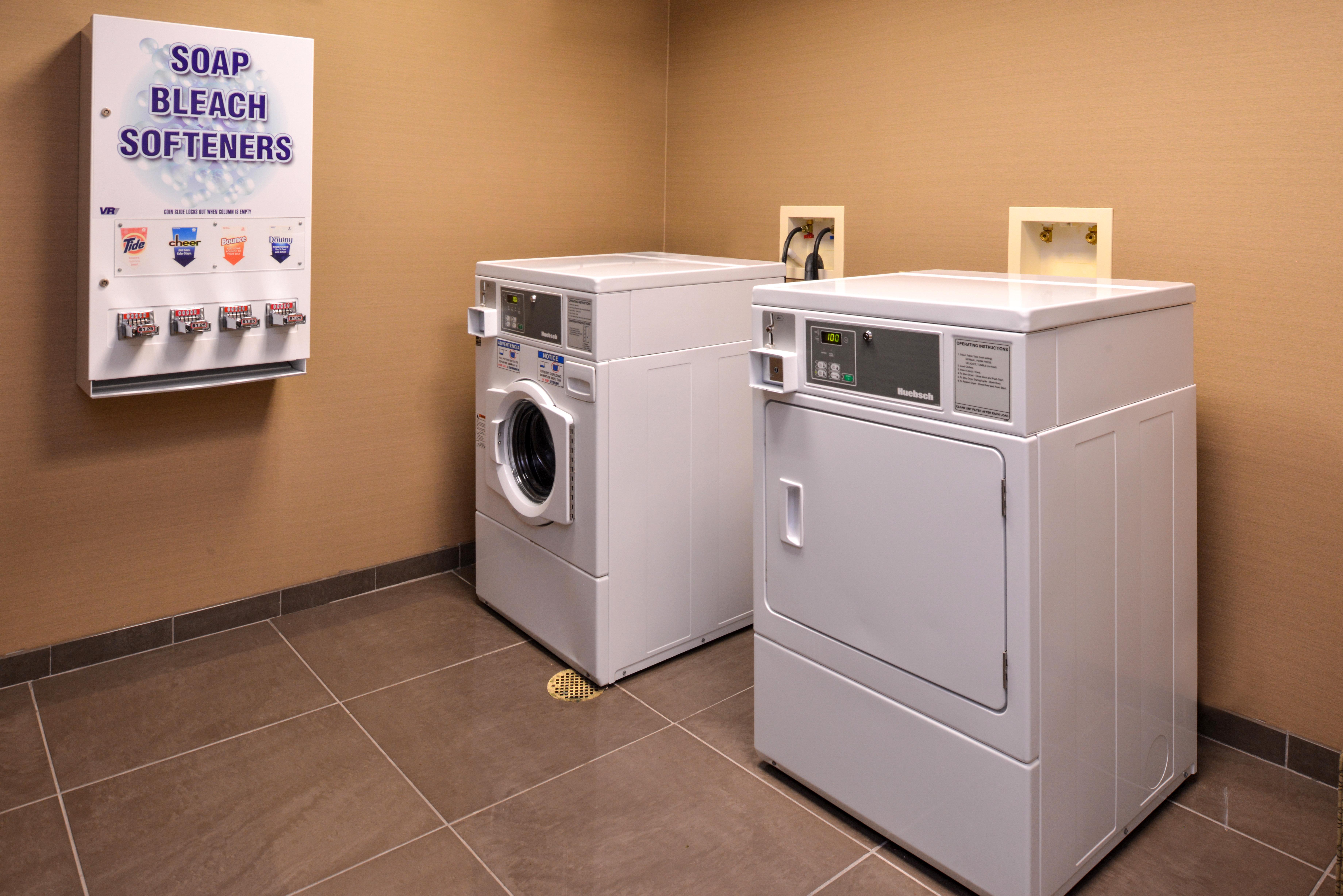 Holiday Inn Express & Suites Fairmont By Ihg Extérieur photo