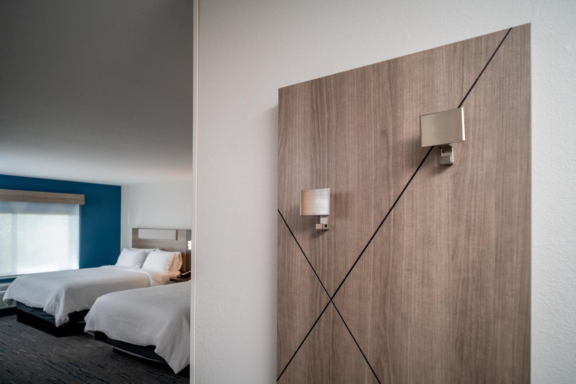 Holiday Inn Express & Suites Fairmont By Ihg Extérieur photo