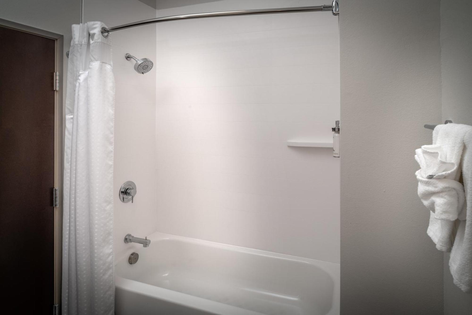Holiday Inn Express & Suites Fairmont By Ihg Extérieur photo
