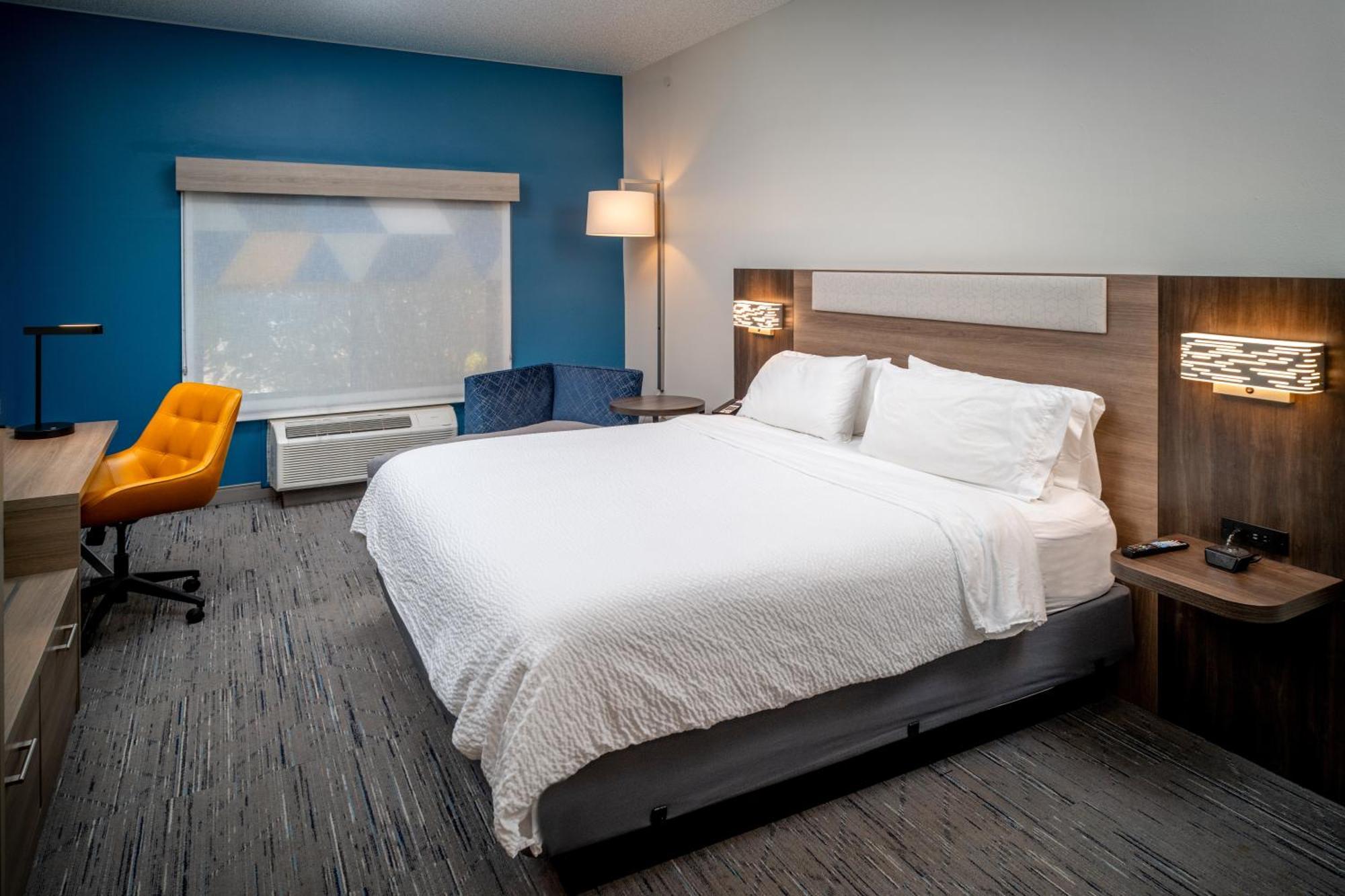 Holiday Inn Express & Suites Fairmont By Ihg Extérieur photo