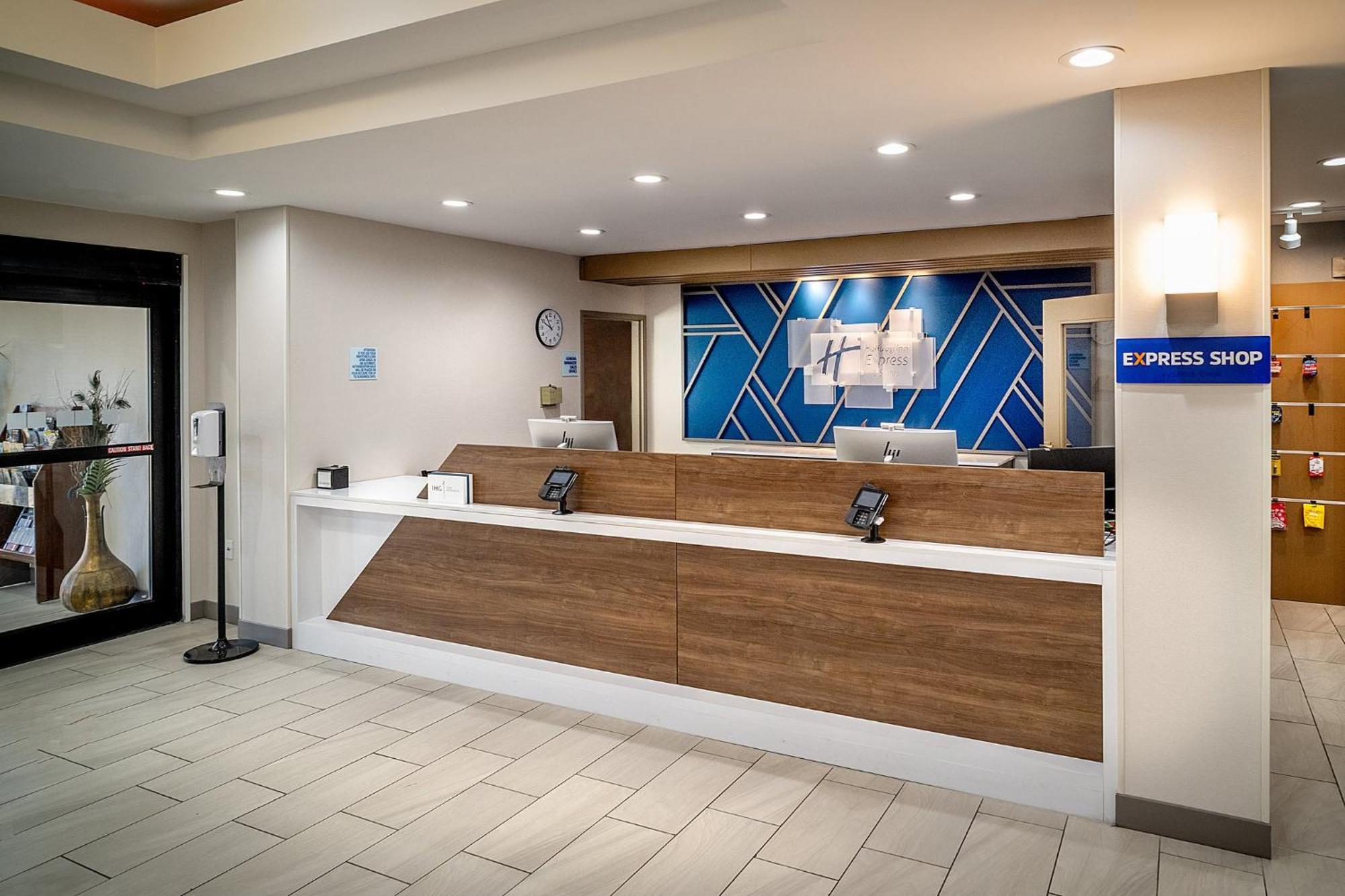 Holiday Inn Express & Suites Fairmont By Ihg Extérieur photo