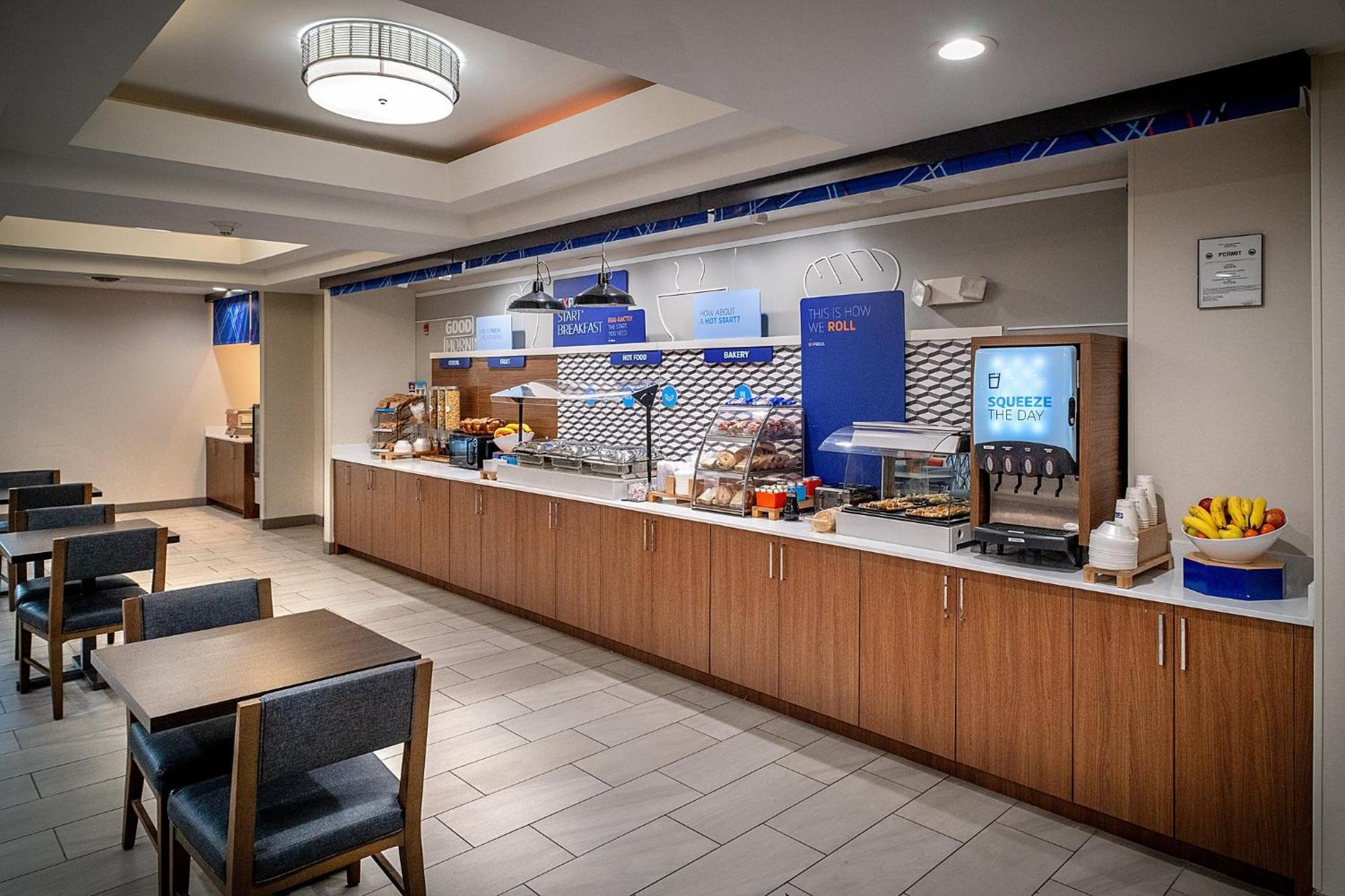 Holiday Inn Express & Suites Fairmont By Ihg Extérieur photo