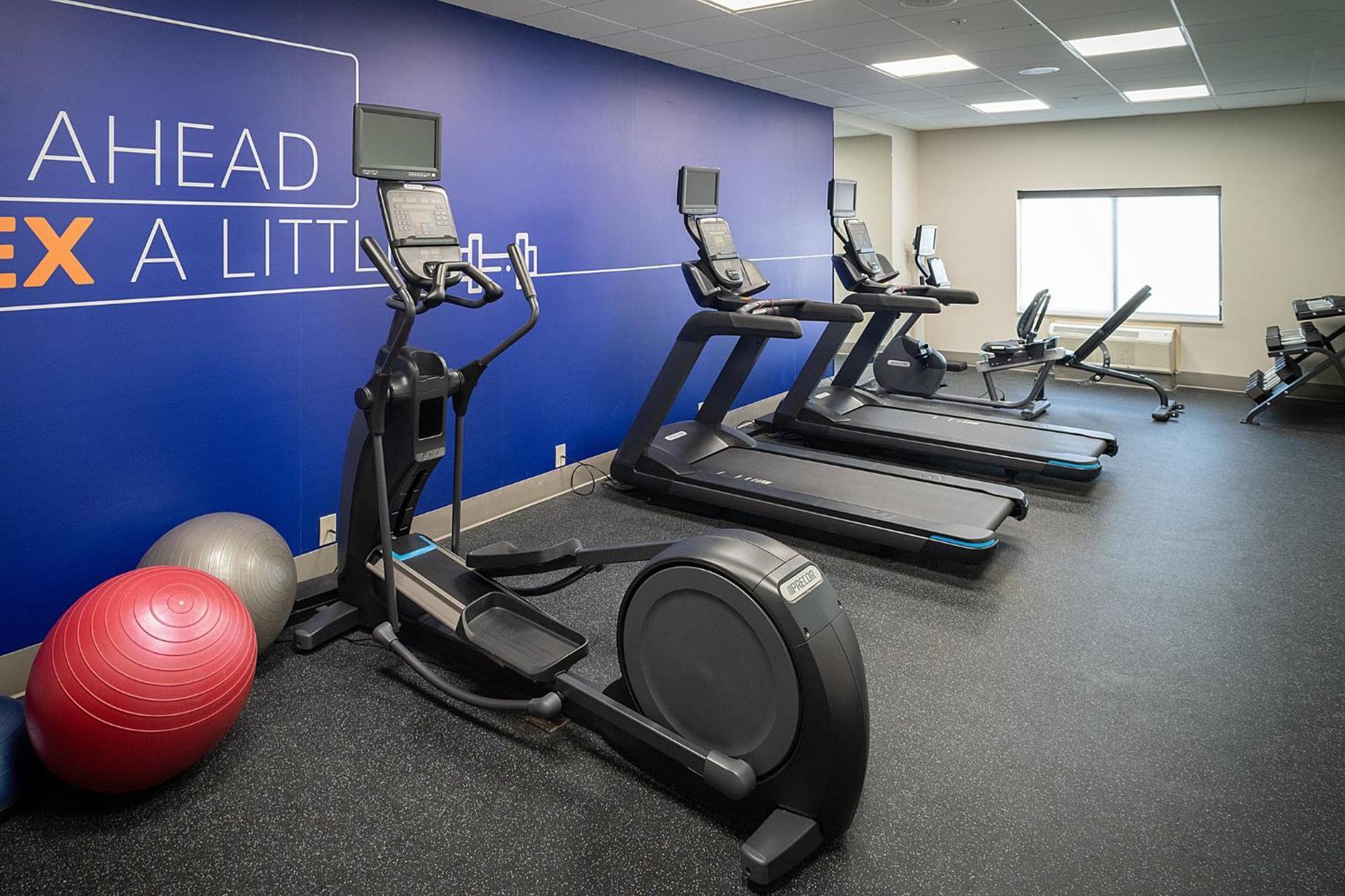 Holiday Inn Express & Suites Fairmont By Ihg Extérieur photo