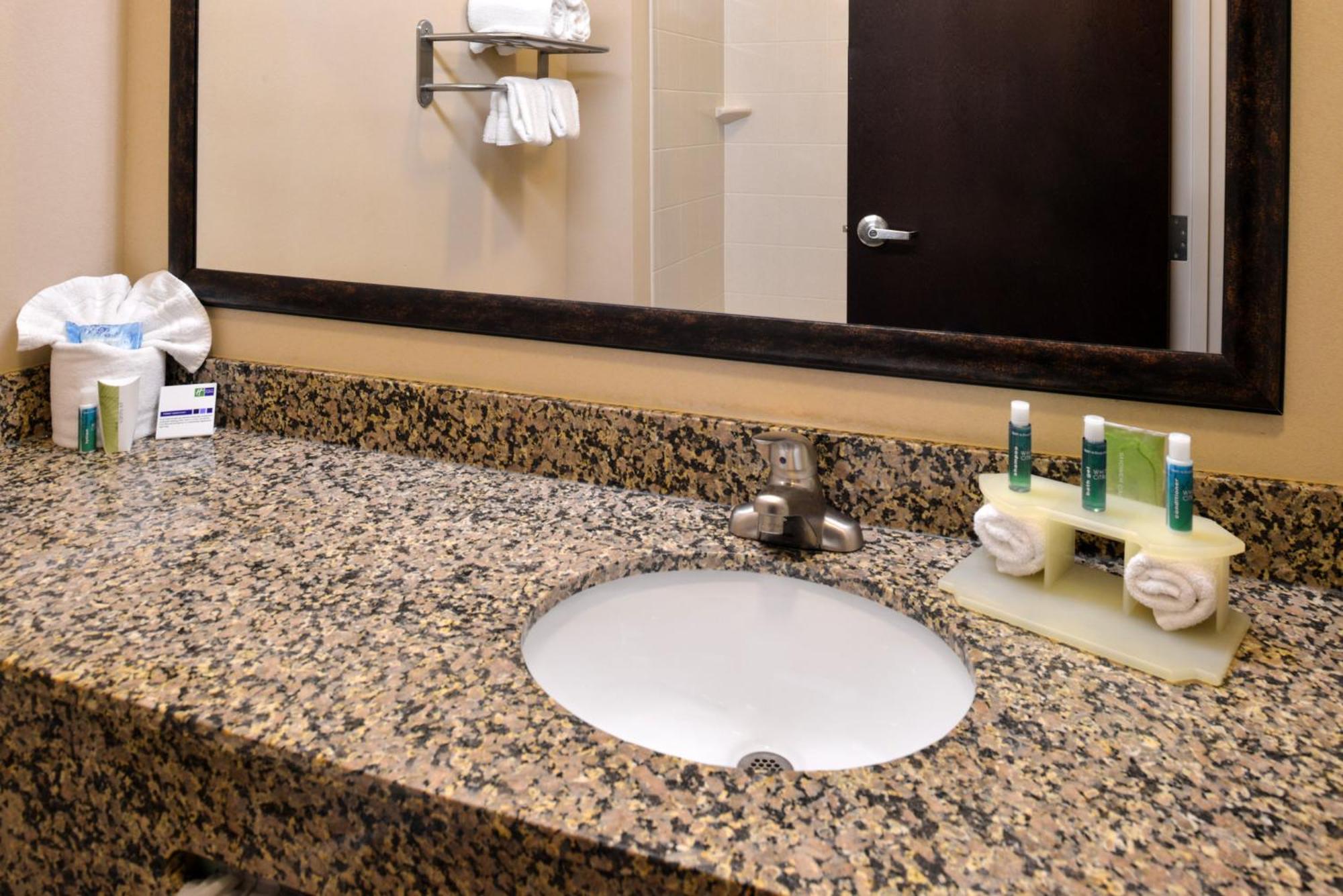 Holiday Inn Express & Suites Fairmont By Ihg Extérieur photo