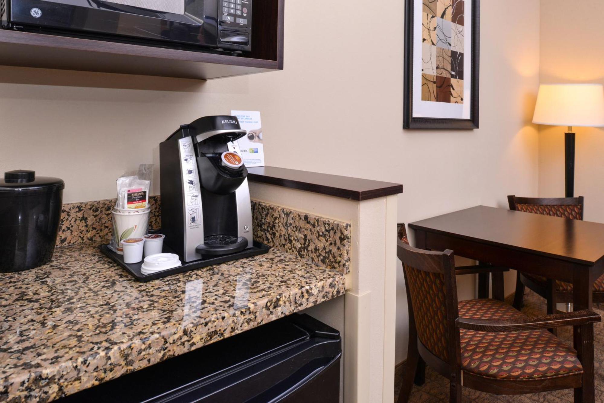 Holiday Inn Express & Suites Fairmont By Ihg Extérieur photo