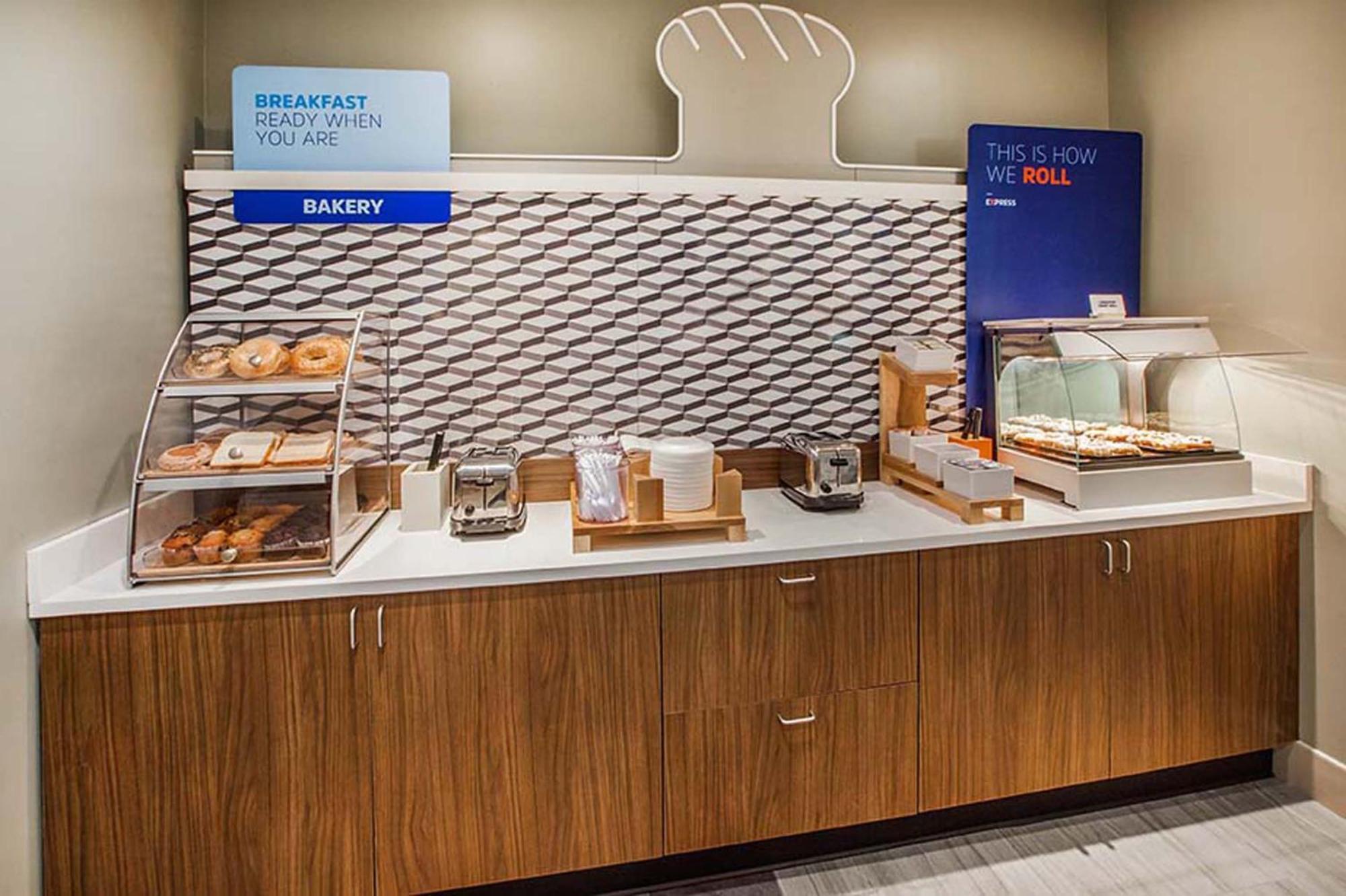 Holiday Inn Express & Suites Fairmont By Ihg Extérieur photo