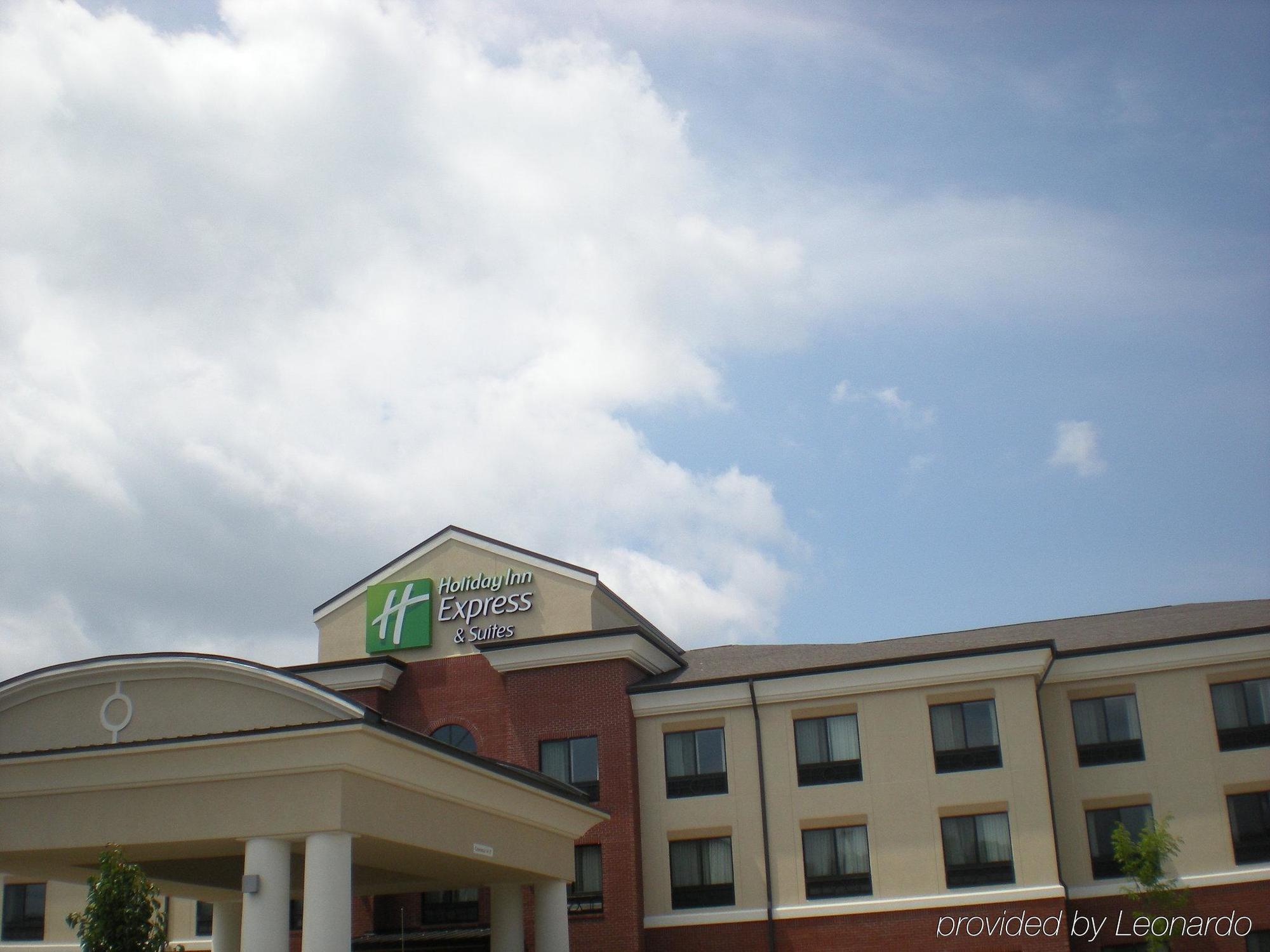 Holiday Inn Express & Suites Fairmont By Ihg Extérieur photo