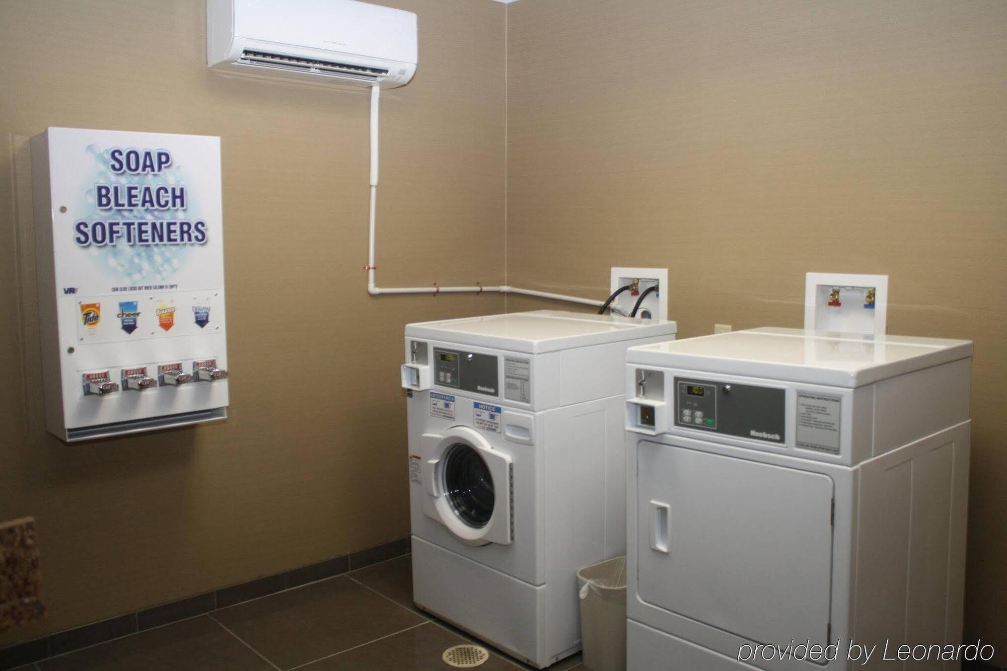 Holiday Inn Express & Suites Fairmont By Ihg Extérieur photo