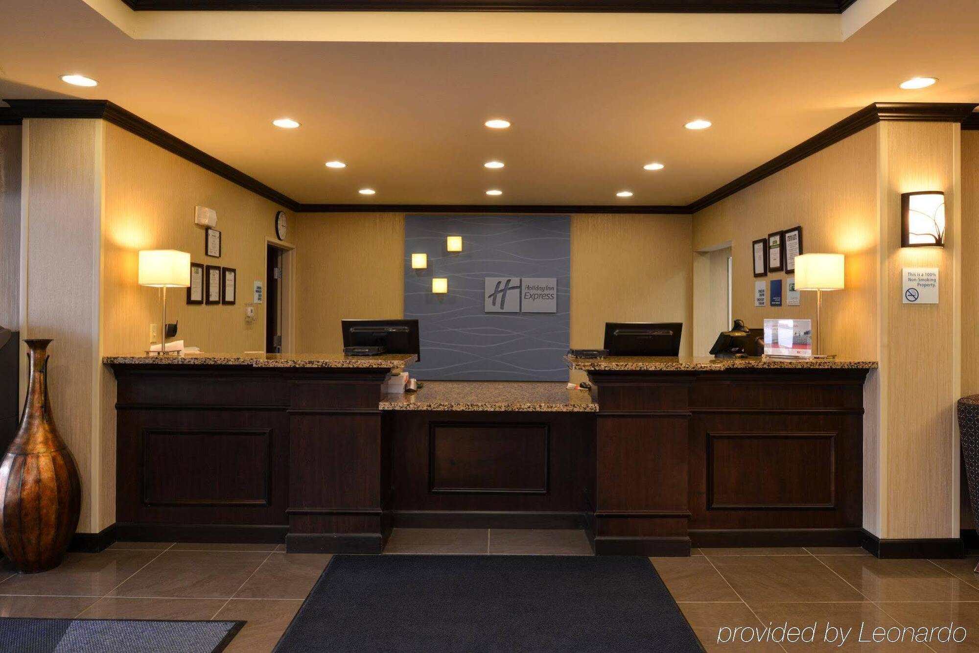 Holiday Inn Express & Suites Fairmont By Ihg Extérieur photo